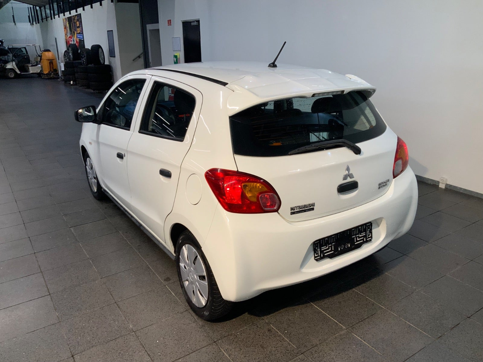 Hvid Mitsubishi Space Star fra 2015