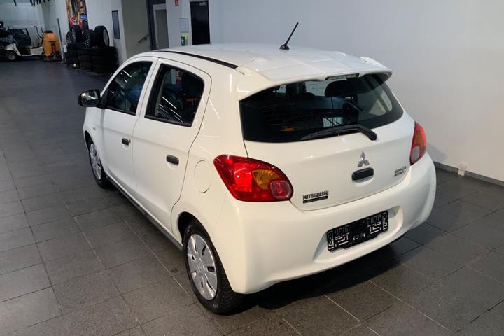 Hvid Mitsubishi Space Star fra 2015