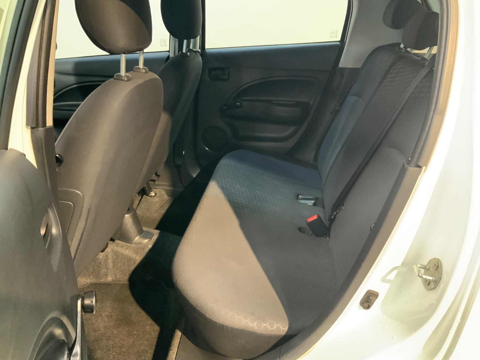 Hvid Mitsubishi Space Star fra 2015