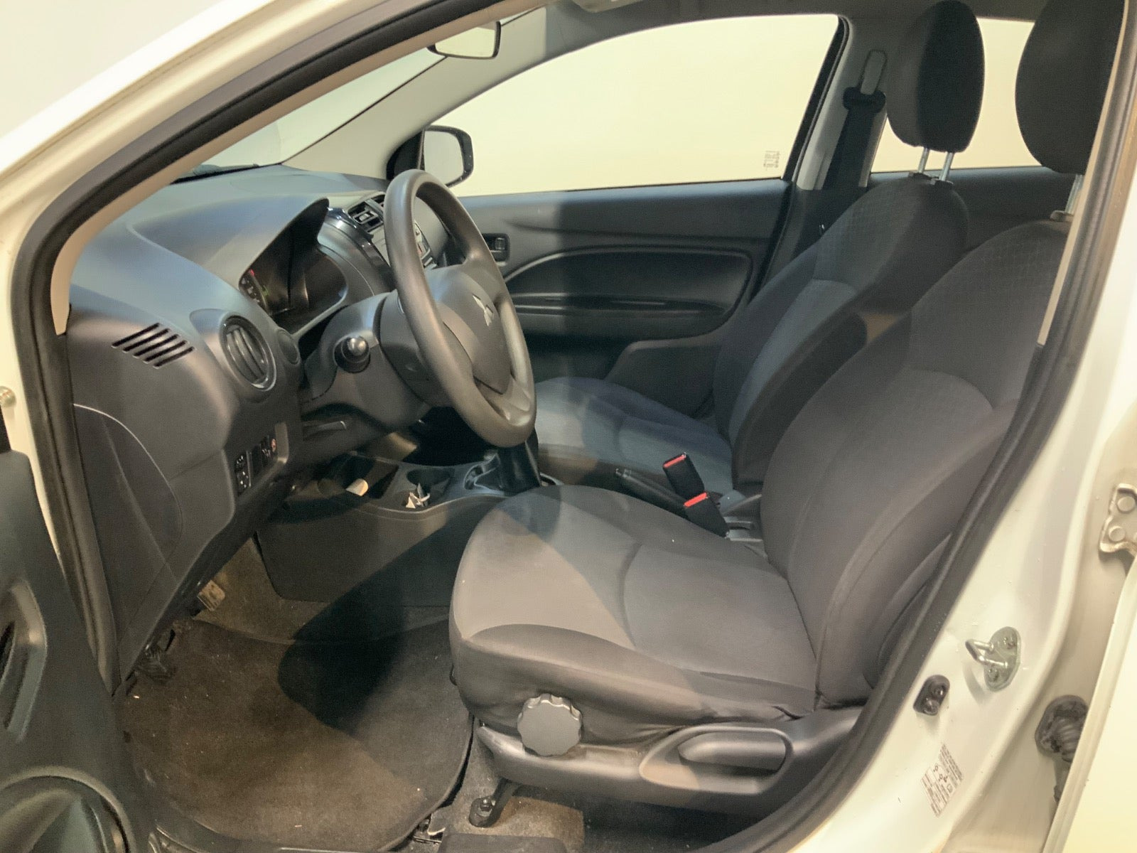 Hvid Mitsubishi Space Star fra 2015