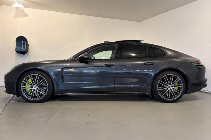 Grå Porsche Panamera Turbo S fra 2018