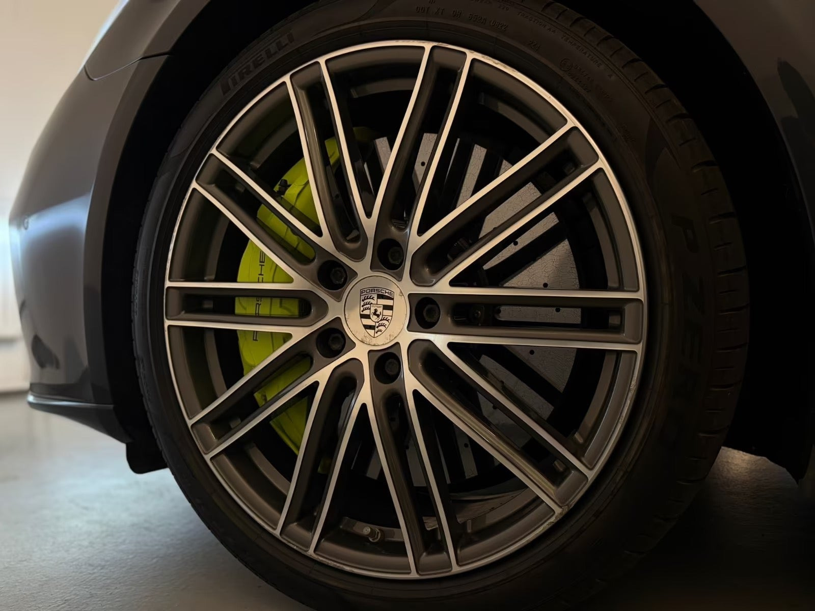 Grå Porsche Panamera Turbo S fra 2018