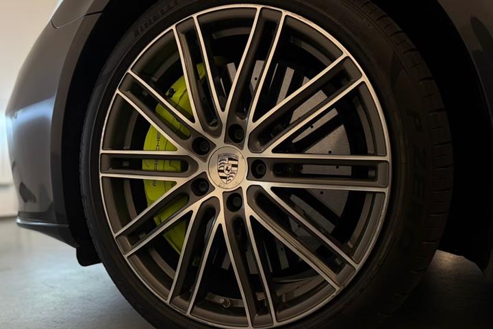 Grå Porsche Panamera Turbo S fra 2018