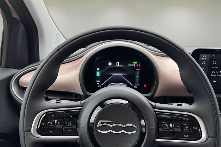 Grå Fiat 500e fra 2024
