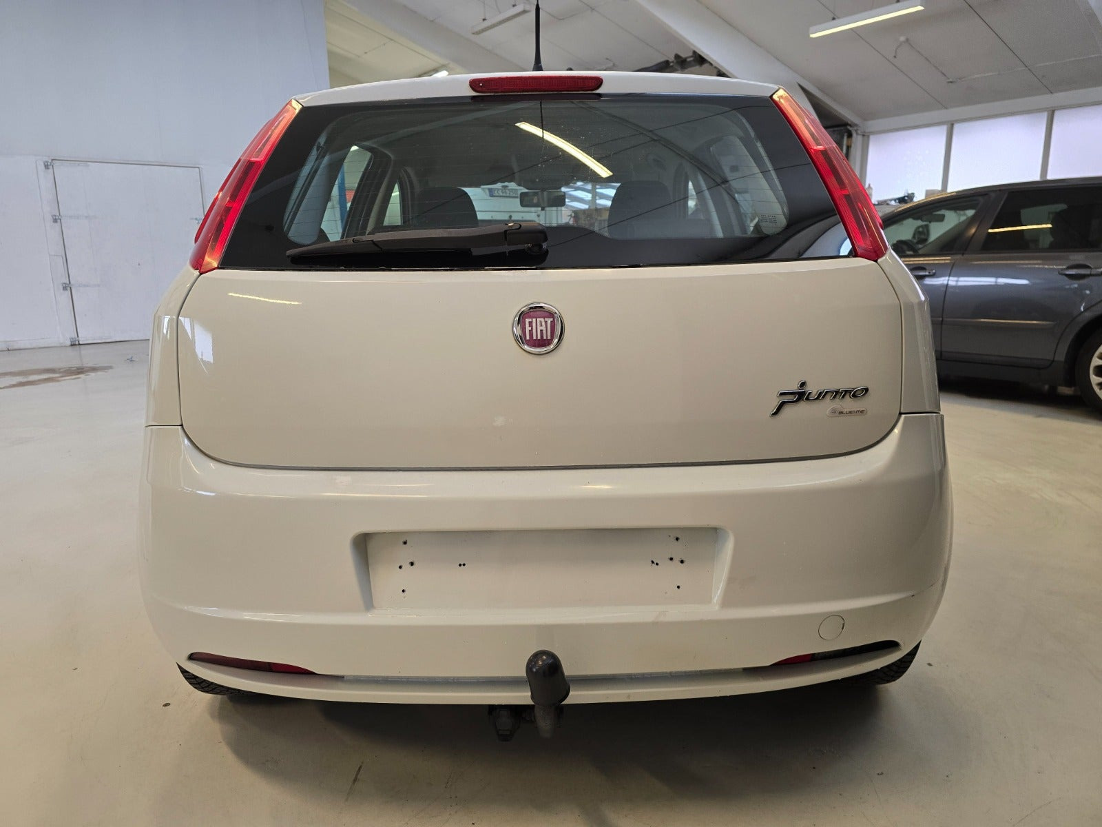 Hvid Fiat Grande Punto fra 2009 set udefra