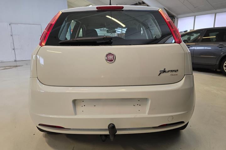 Hvid Fiat Grande Punto fra 2009 set udefra