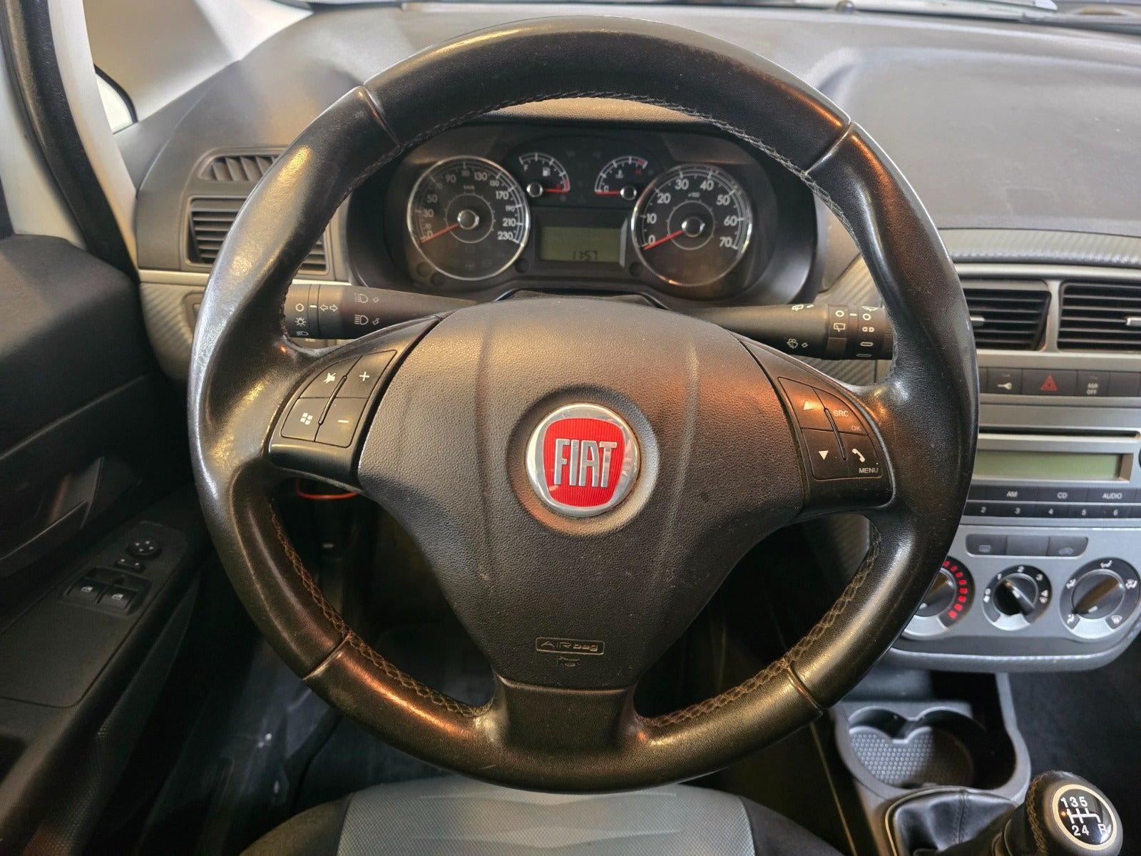Hvid Fiat Grande Punto fra 2009 set indefra