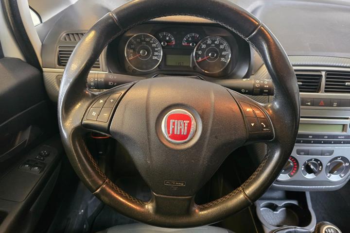 Hvid Fiat Grande Punto fra 2009 set indefra