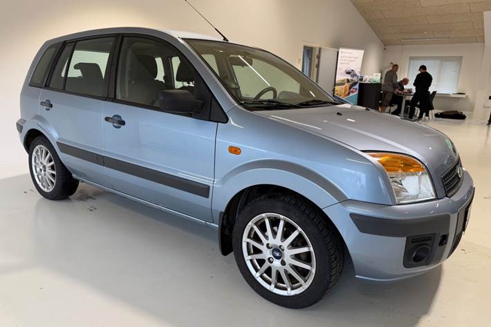 Blå Ford Fusion fra 2007