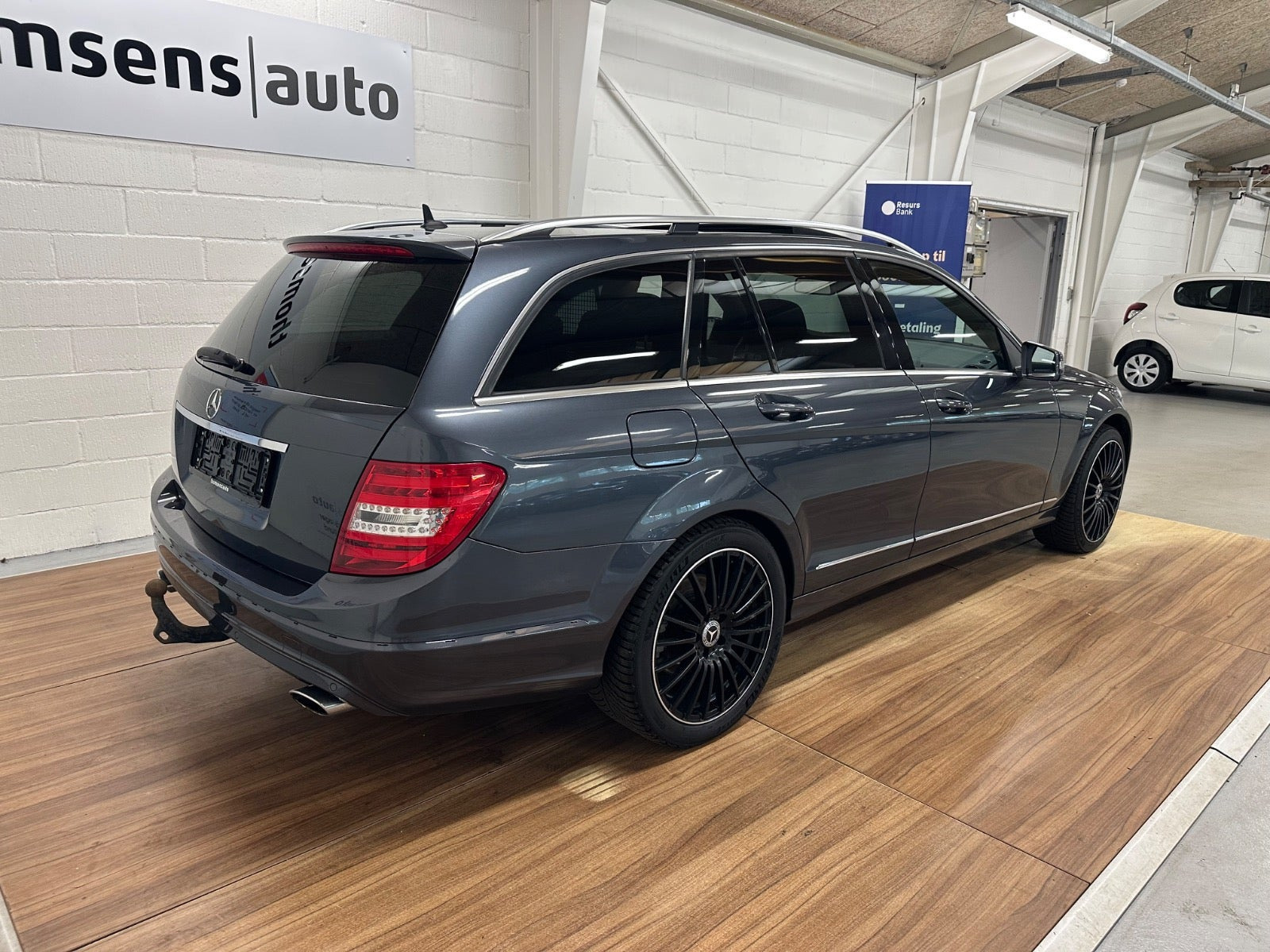 Grå Mercedes C350 fra 2013
