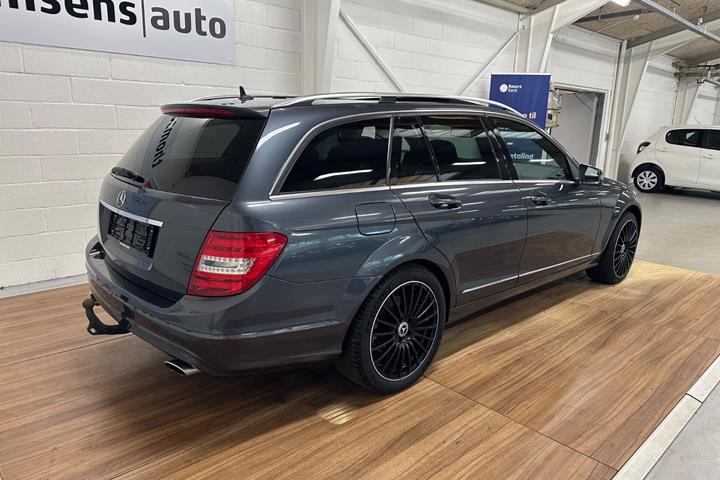 Grå Mercedes C350 fra 2013