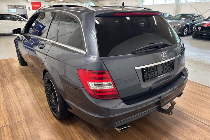 Grå Mercedes C350 fra 2013