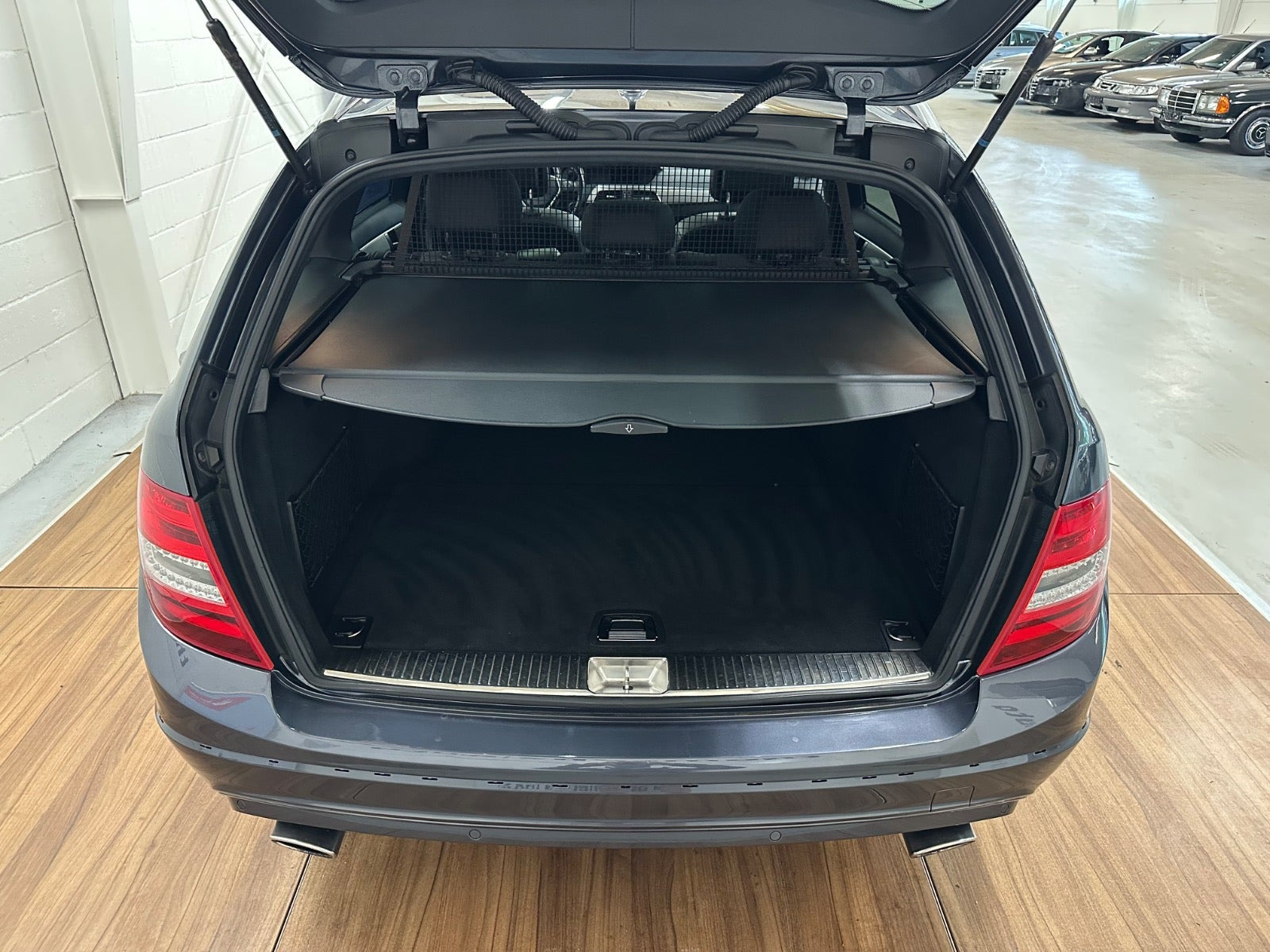 Grå Mercedes C350 fra 2013 set indefra