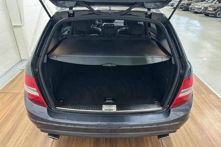 Grå Mercedes C350 fra 2013 set indefra