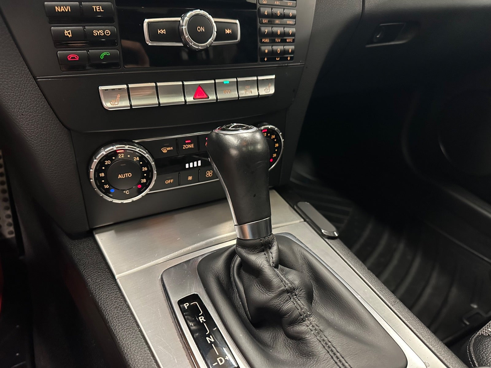 Grå Mercedes C350 fra 2013