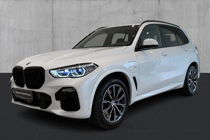 Hvid BMW X5 fra 2021 set udefra