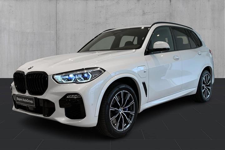 Hvid BMW X5 fra 2021 set udefra