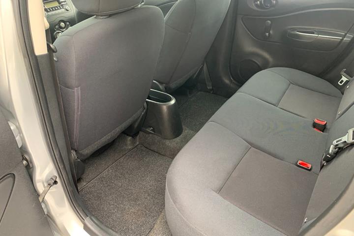 Sølv Nissan Note fra 2017