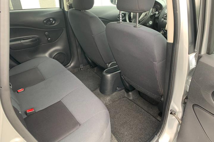 Sølv Nissan Note fra 2017
