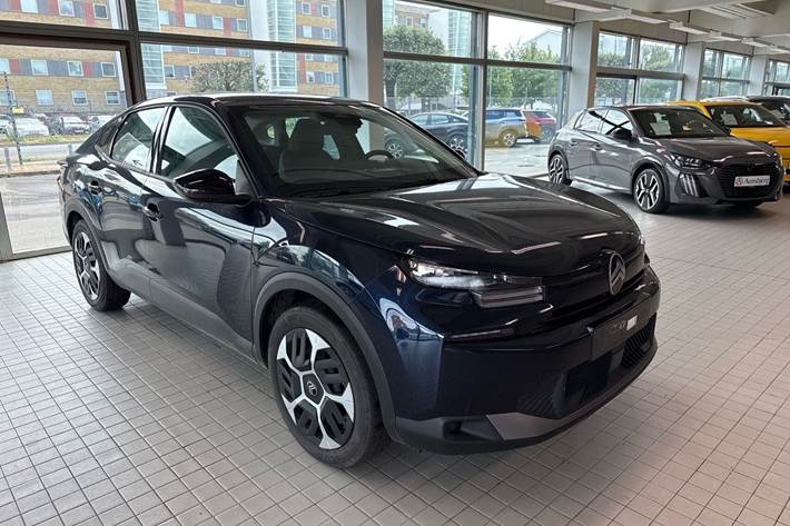 Blå Citroën ë-C4 X fra 2025 set udefra