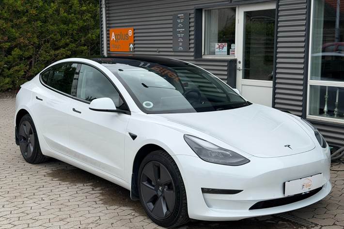 Hvid Tesla Model 3 fra 2022