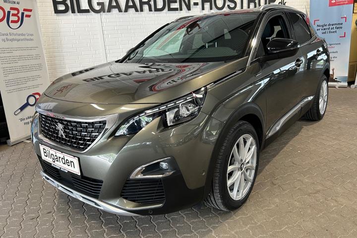 Grøn Peugeot 3008 fra 2018 set udefra