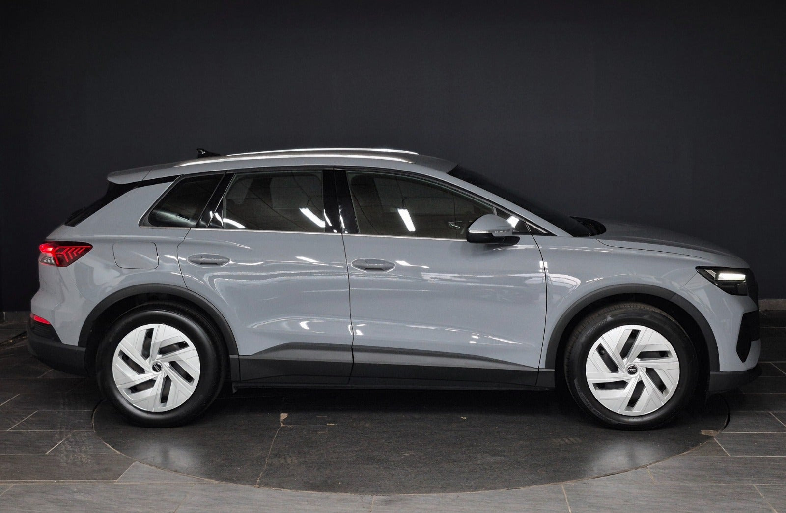 Grå Audi Q4 e-tron fra 2022
