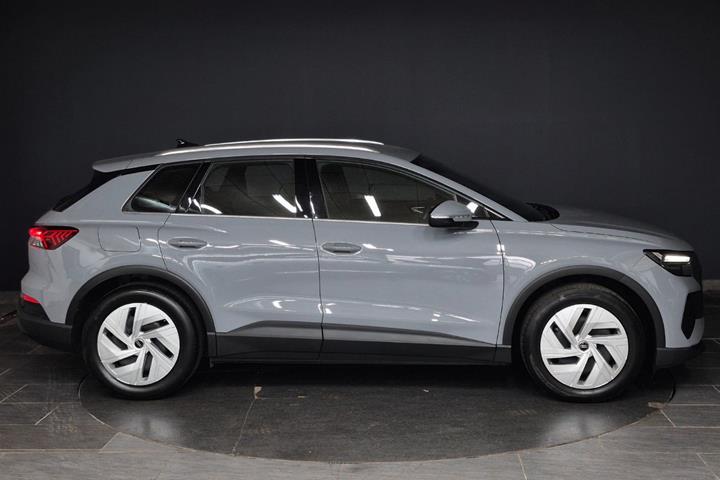 Grå Audi Q4 e-tron fra 2022