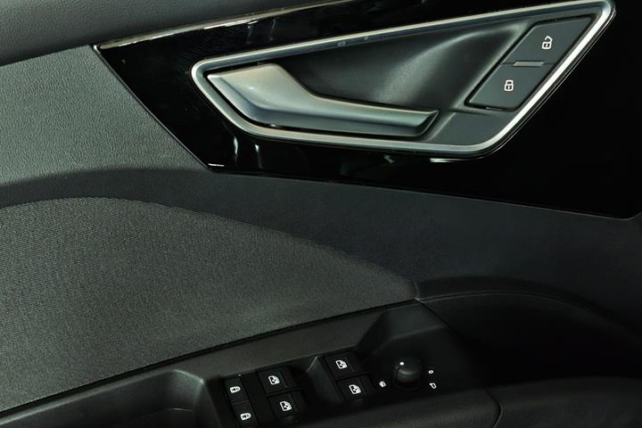 Grå Audi Q4 e-tron fra 2022