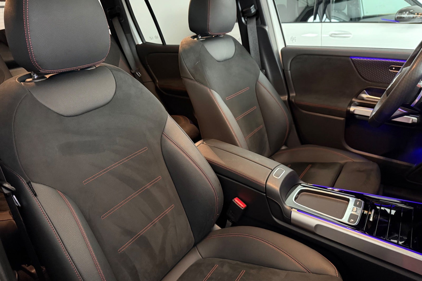 Hvid Mercedes EQB250+ fra 2025