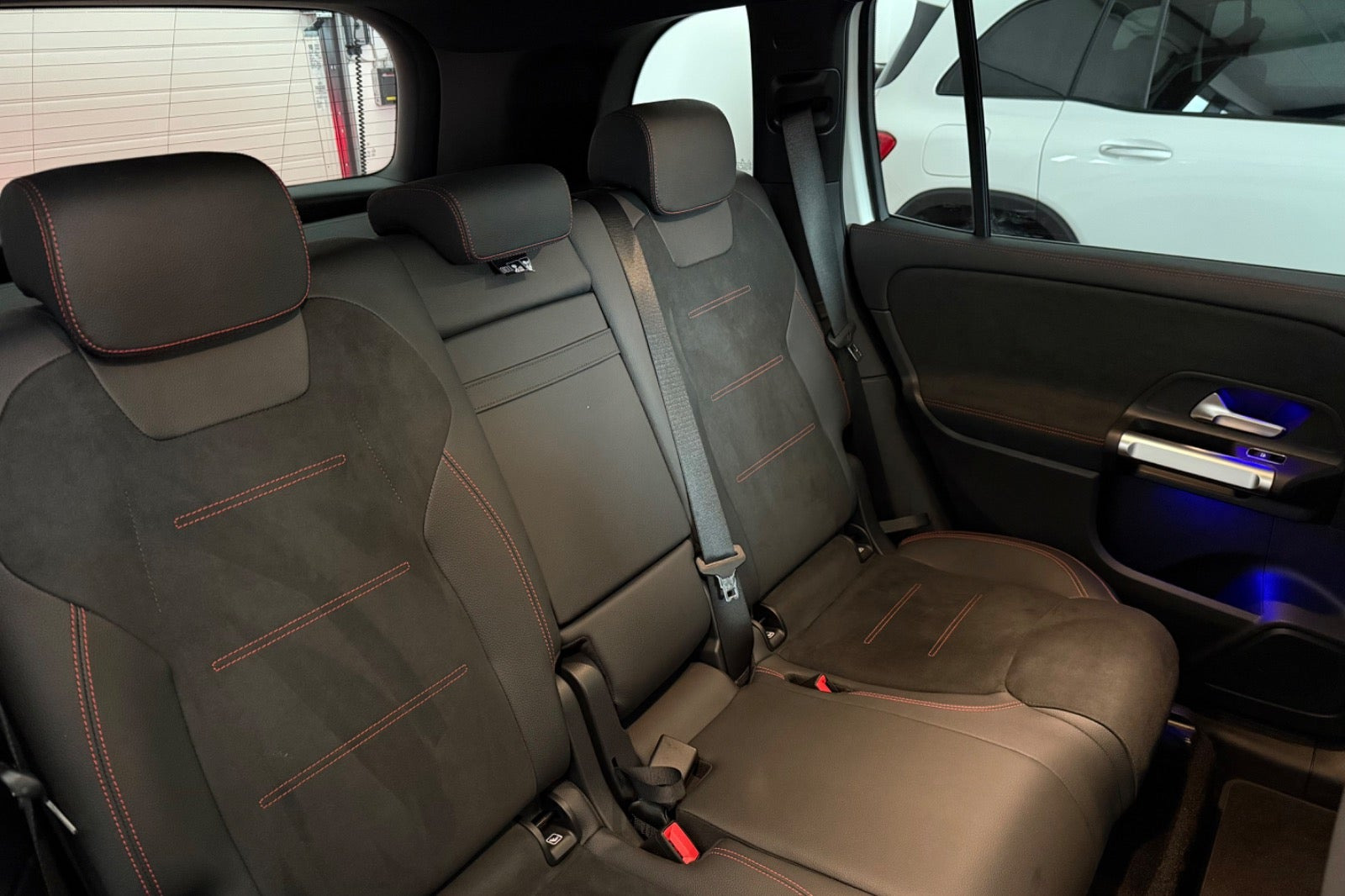 Hvid Mercedes EQB250+ fra 2025