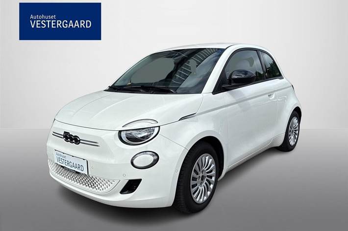 Hvid Fiat 500e fra 2025 set udefra