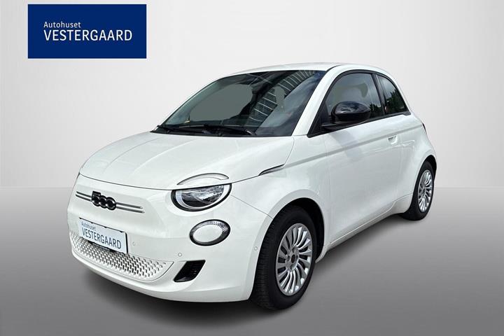Hvid Fiat 500e fra 2025 set udefra