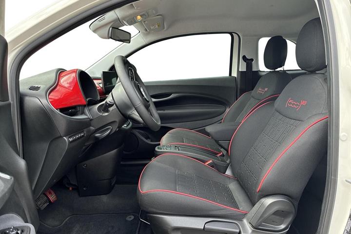Hvid Fiat 500e fra 2025