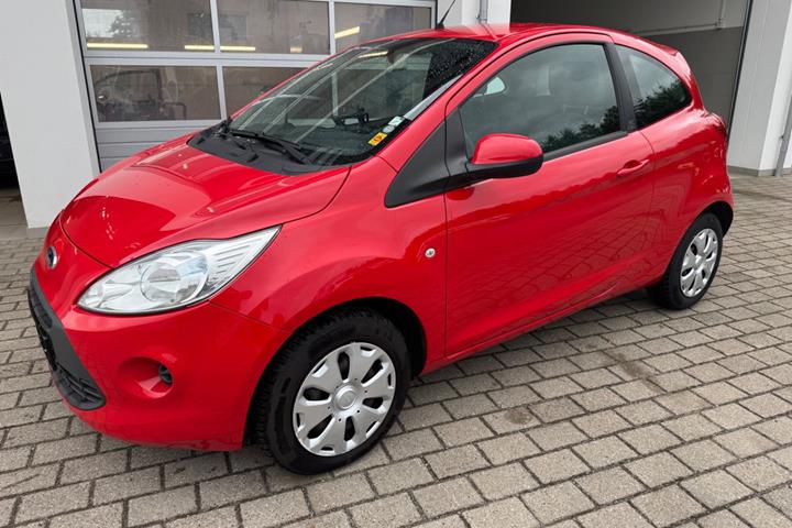 Rød Ford Ka fra 2014 set udefra