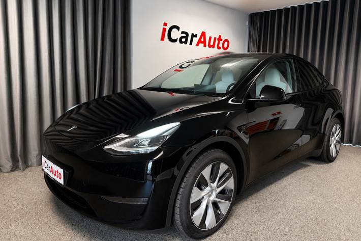 Sort Tesla Model Y fra 2023