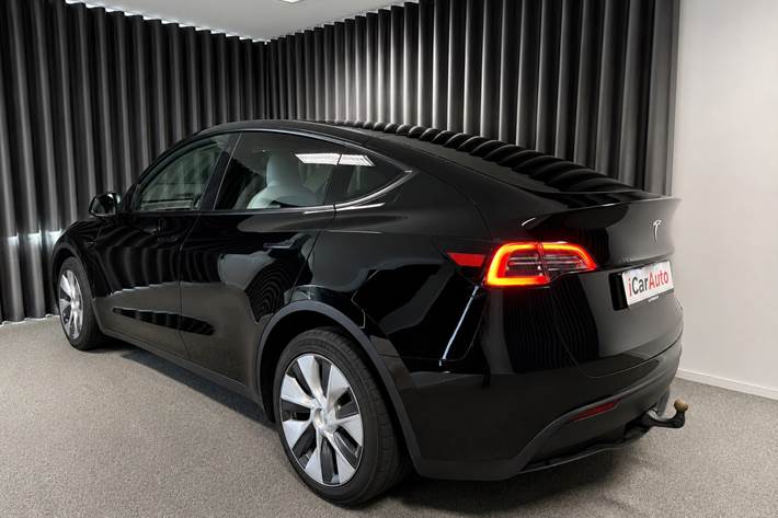 Sort Tesla Model Y fra 2023