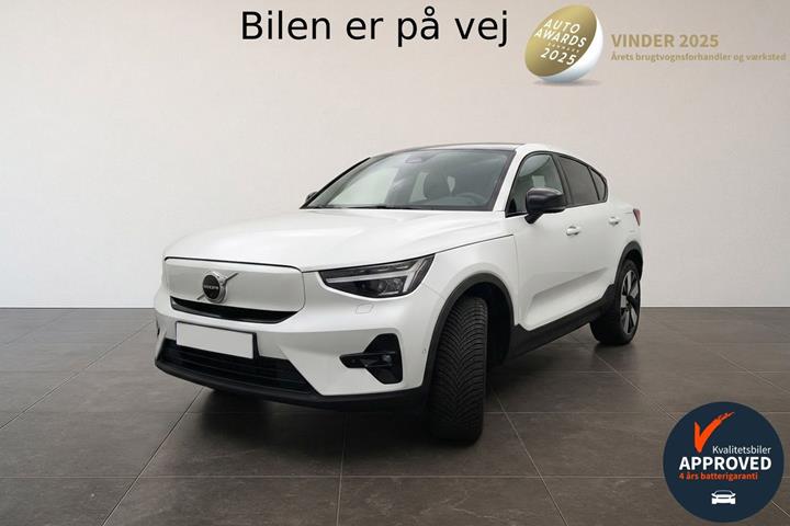 Hvid Volvo C40 fra 2023 set udefra