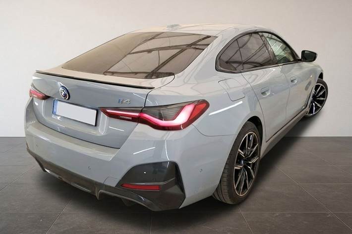 Grå BMW i4 fra 2024