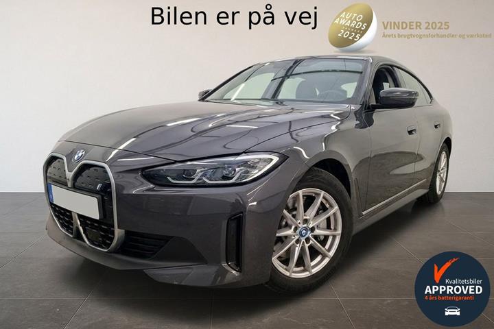 Grå BMW i4 fra 2024 set udefra