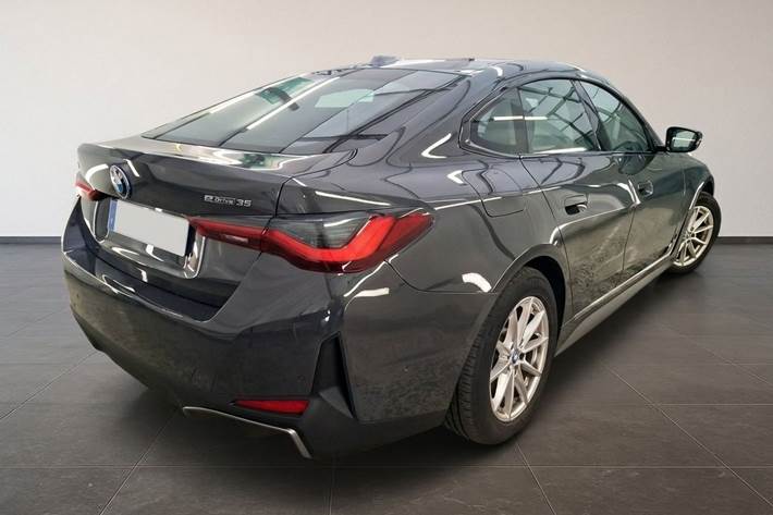 Grå BMW i4 fra 2024