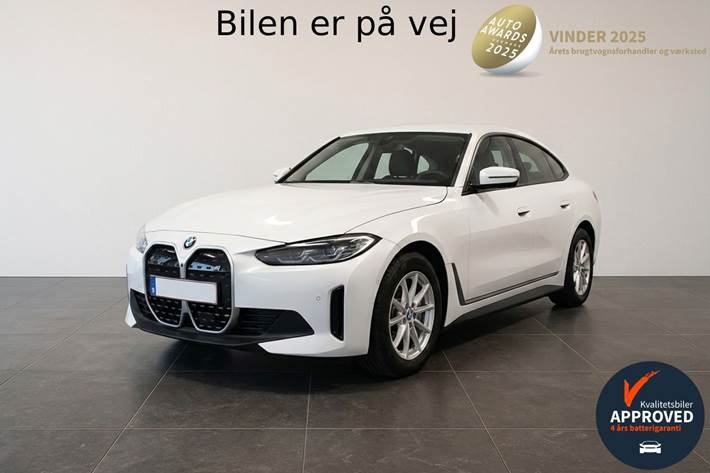 Hvid BMW i4 fra 2024 set udefra