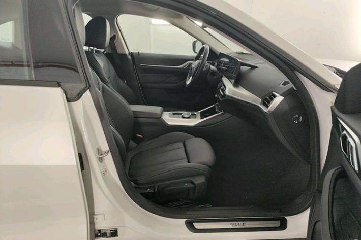 Hvid BMW i4 fra 2024