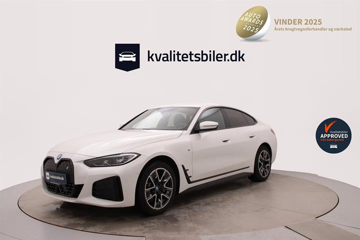 Hvid BMW i4 fra 2023 set udefra