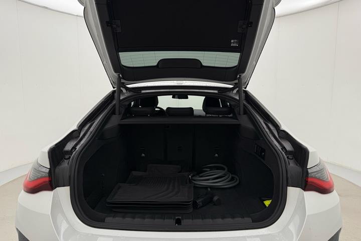 Hvid BMW i4 fra 2023