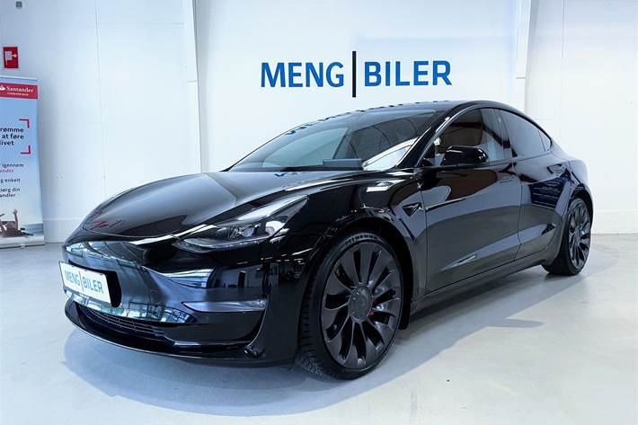 Sort Tesla Model 3 fra 2021 set udefra