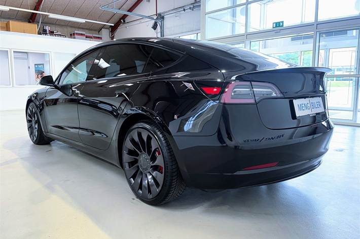 Sort Tesla Model 3 fra 2021