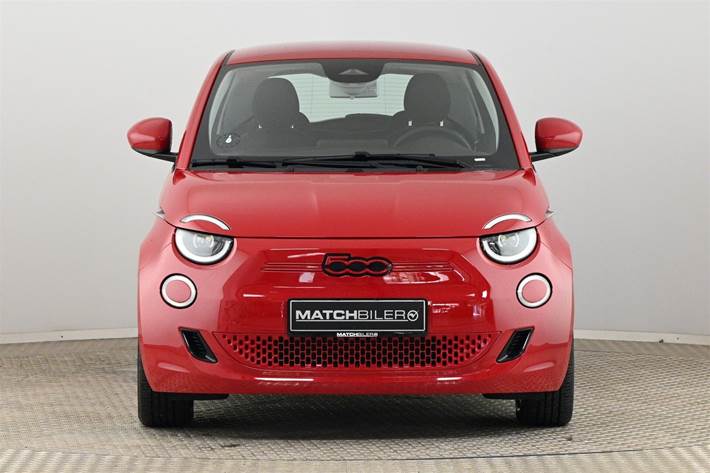 Rød Fiat 500e fra 2023