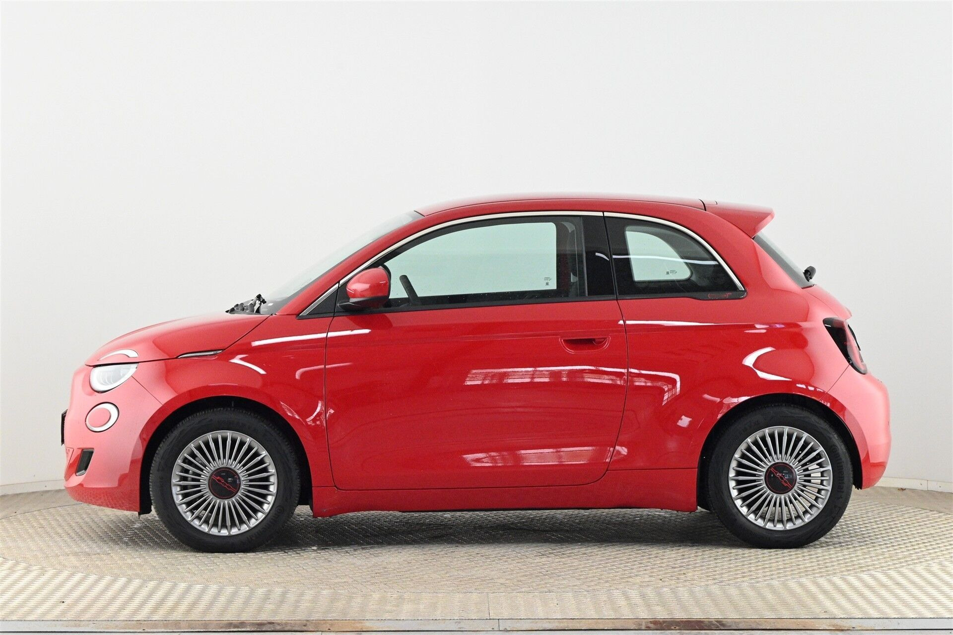 Rød Fiat 500e fra 2023