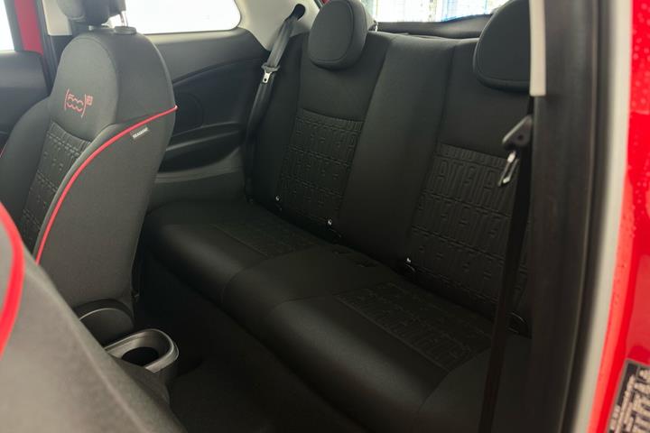Rød Fiat 500e fra 2023